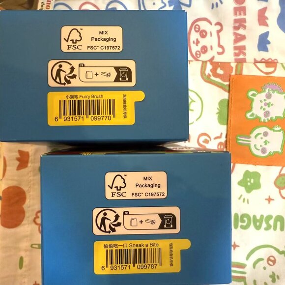 Baby Molly & Baby Tabby Pinch Pendant - Sneak a bite - Picture 3 of 4